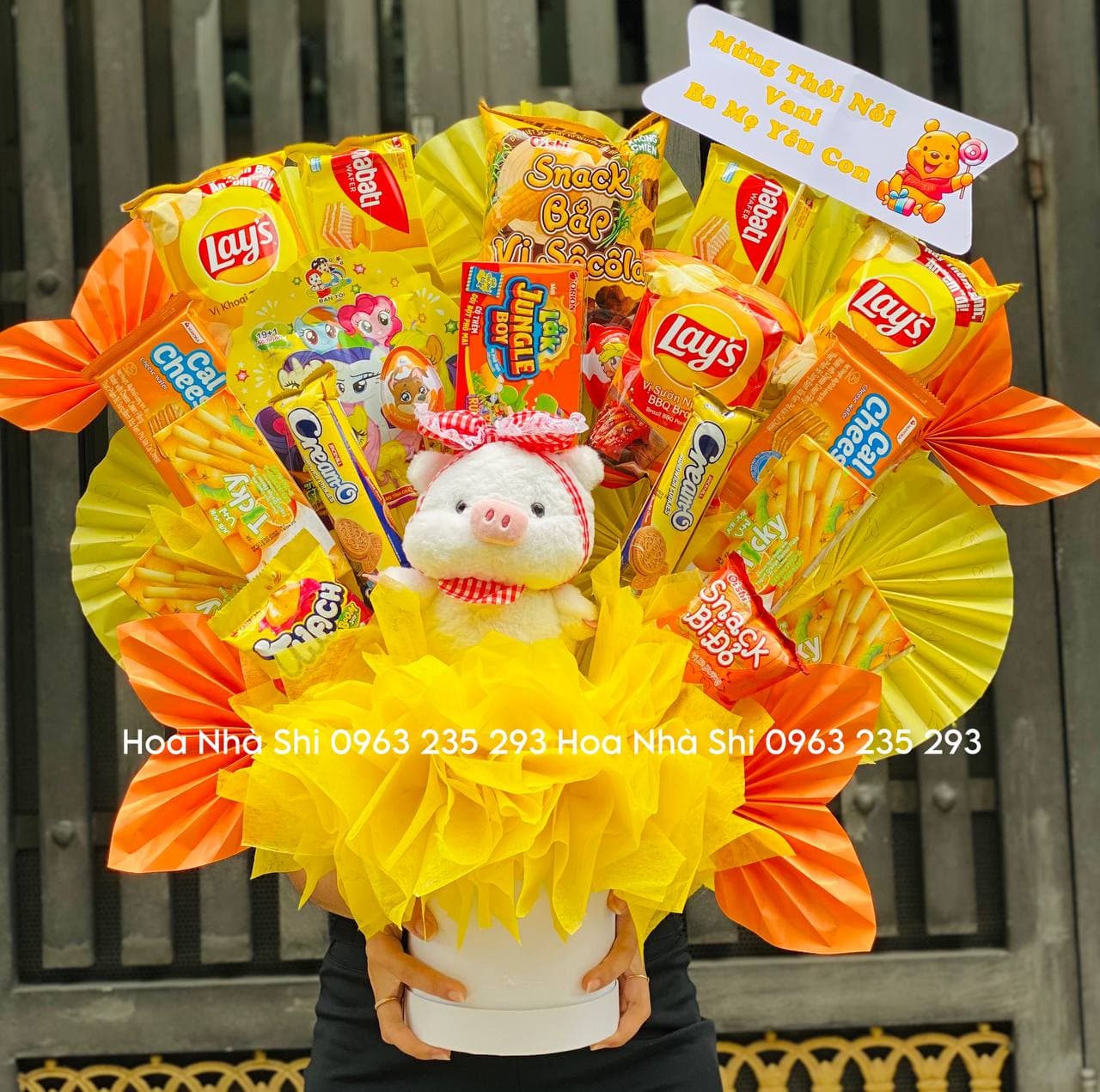 Hộp Hoa Bánh Kẹo Sinh Nhật Màu Vàng - 268